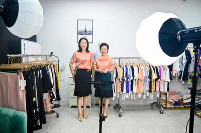 她在鄭州曾靠服裝批發(fā)一天凈賺10萬(wàn),如今轉(zhuǎn)戰(zhàn)直播帶貨,9個(gè)月增粉17萬(wàn)