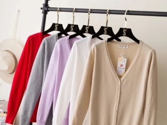 圖 低價(jià)處理庫(kù)存工廠跳樓貨北京便宜男女裝棉服10元四季服裝批發(fā) 北京服裝 鞋帽 箱包