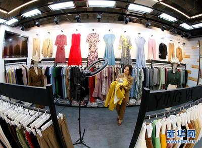 山東即墨:&ldquo;云直播&rdquo;助力服裝商戶拓市場(chǎng)(圖)